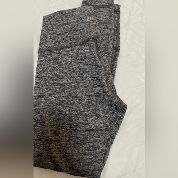 Lululemon sz 4 - Picture 2 of 3